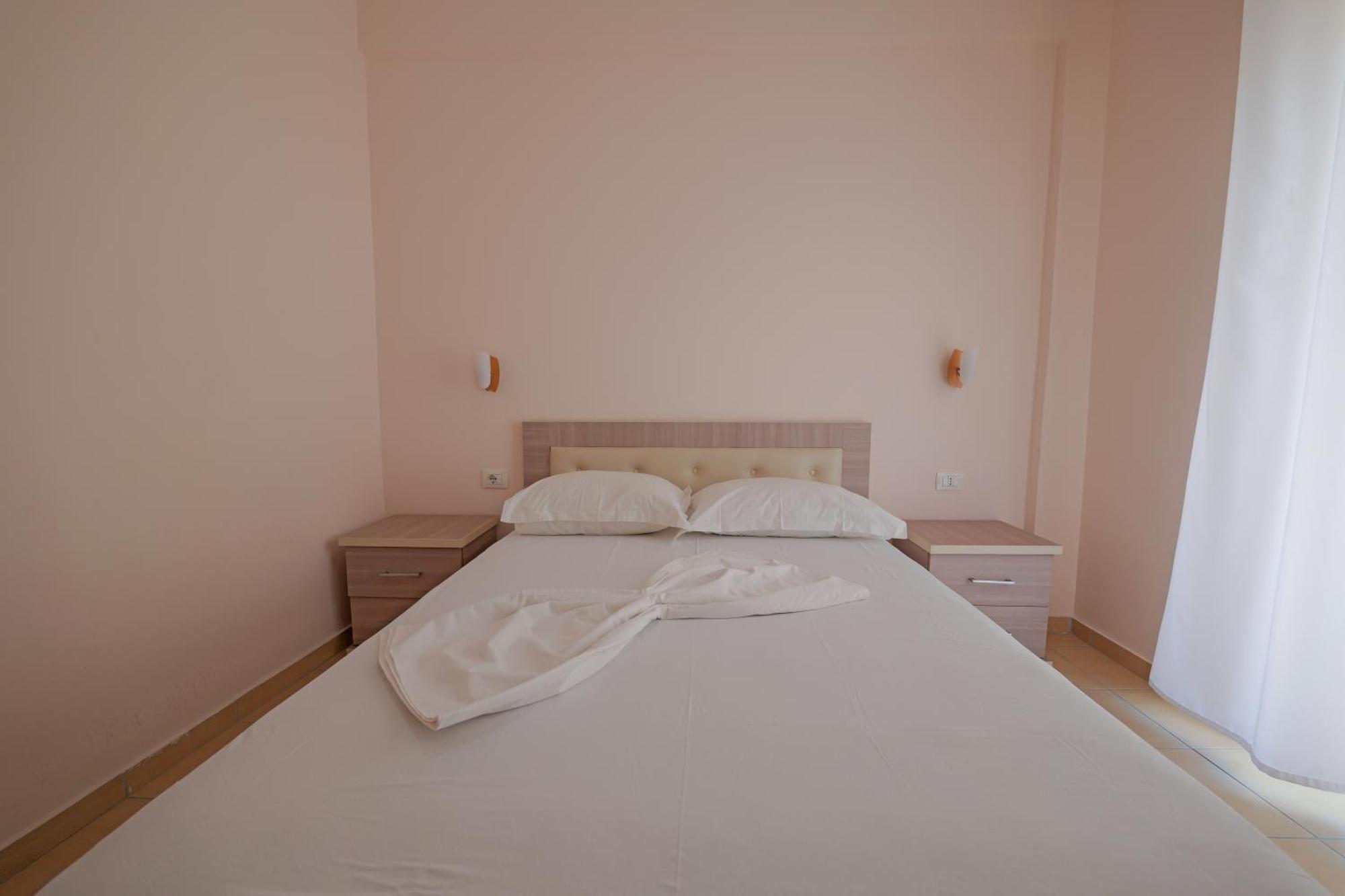 Dana Hotel Apartments Sarandë Exteriör bild