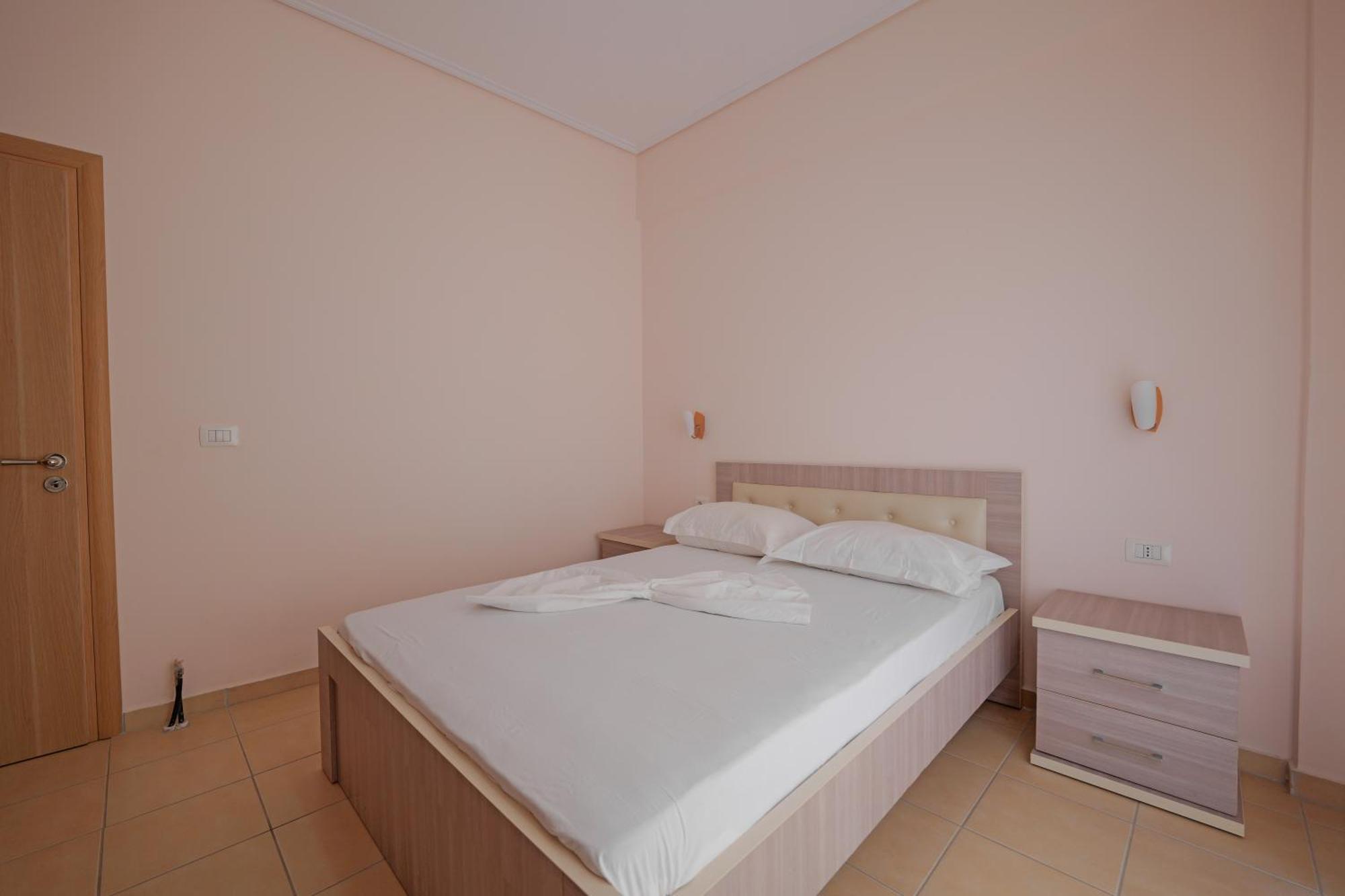 Dana Hotel Apartments Sarandë Exteriör bild